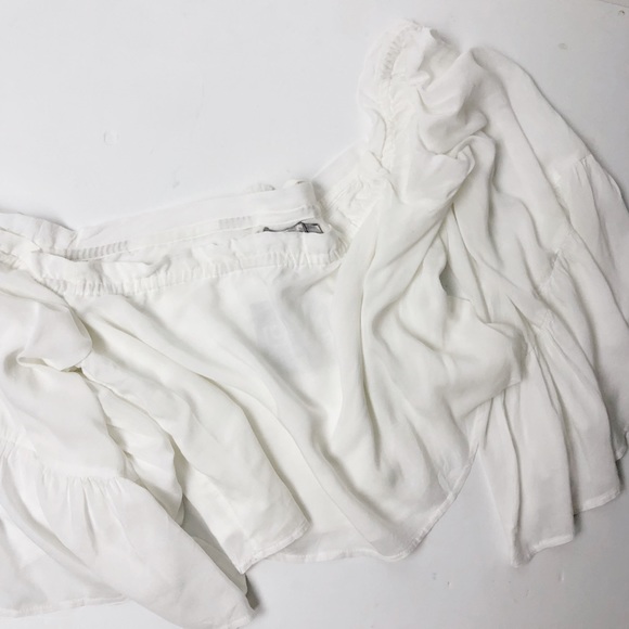 NWT white crop off shoulder top - Picture 4 of 5